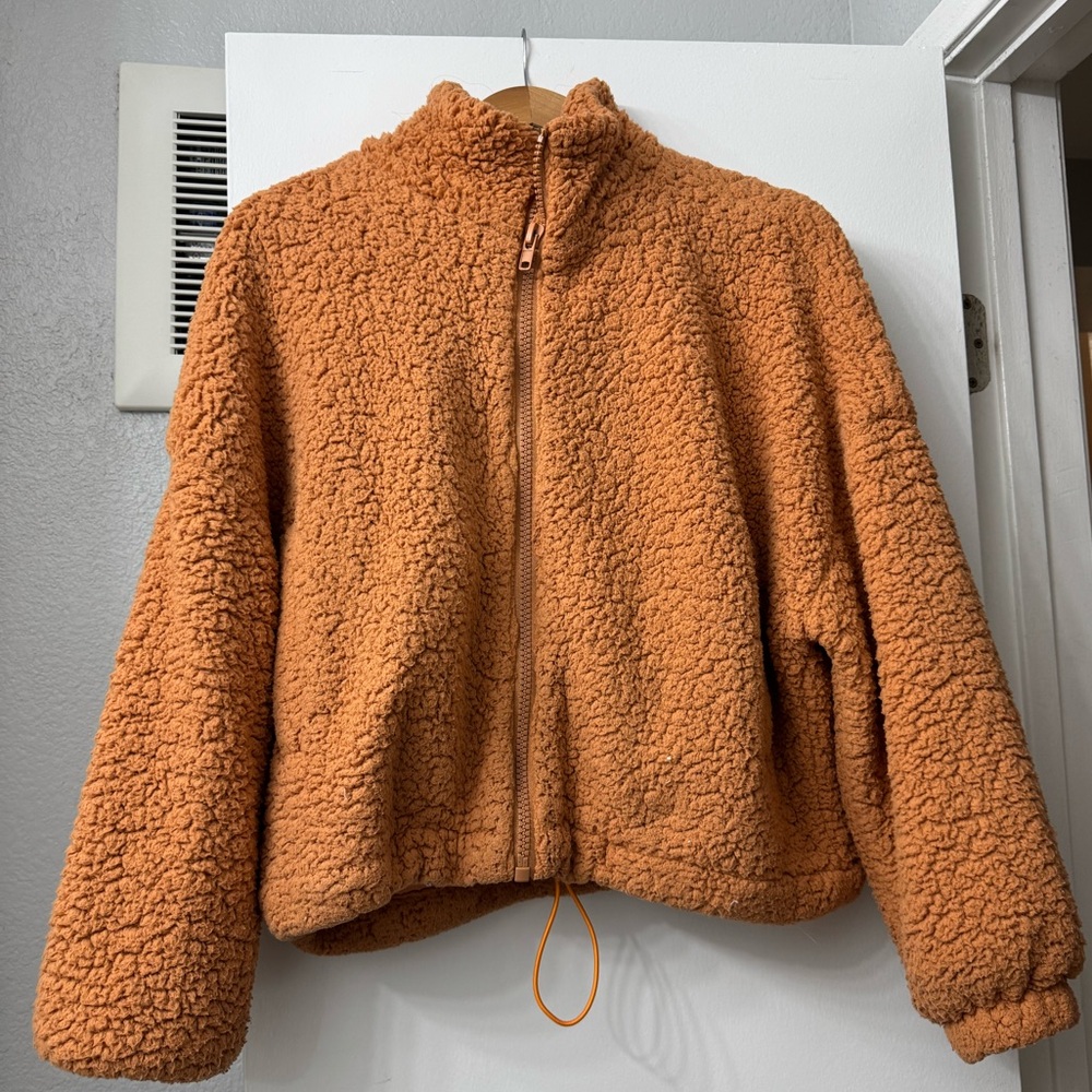 Urban outfitters Sherpa cropped jacket 
Size: Small